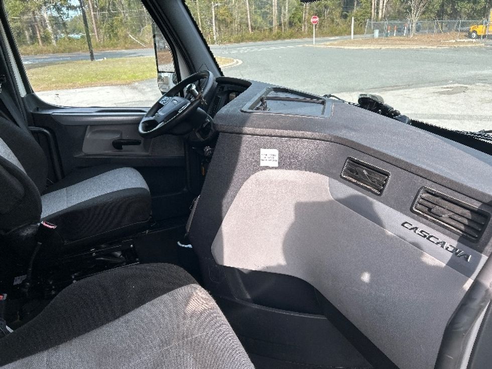 Sleeper Tractor-Heavy Duty Tractors-Freightliner-2022-T12664ST-Tallahassee-FL-257,258\n\t\tmiles-$ 87,250 - Image 15