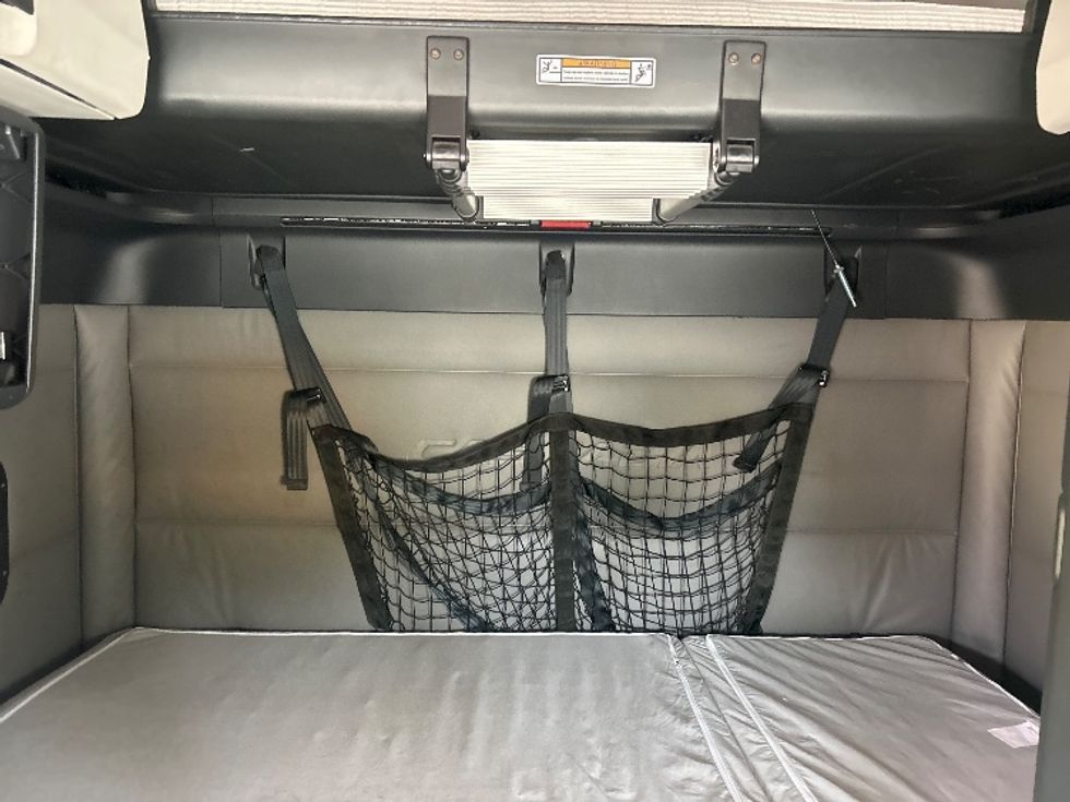 Sleeper Tractor-Heavy Duty Tractors-Freightliner-2022-T12664ST-Tallahassee-FL-257,258\n\t\tmiles-$ 87,250 - Image 16