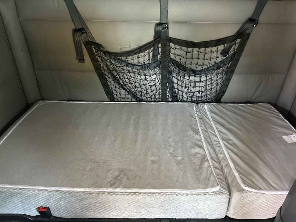 Sleeper Tractor-Heavy Duty Tractors-Freightliner-2022-T12664ST-Tallahassee-FL-257,258\n\t\tmiles-$ 87,250 - Image 17