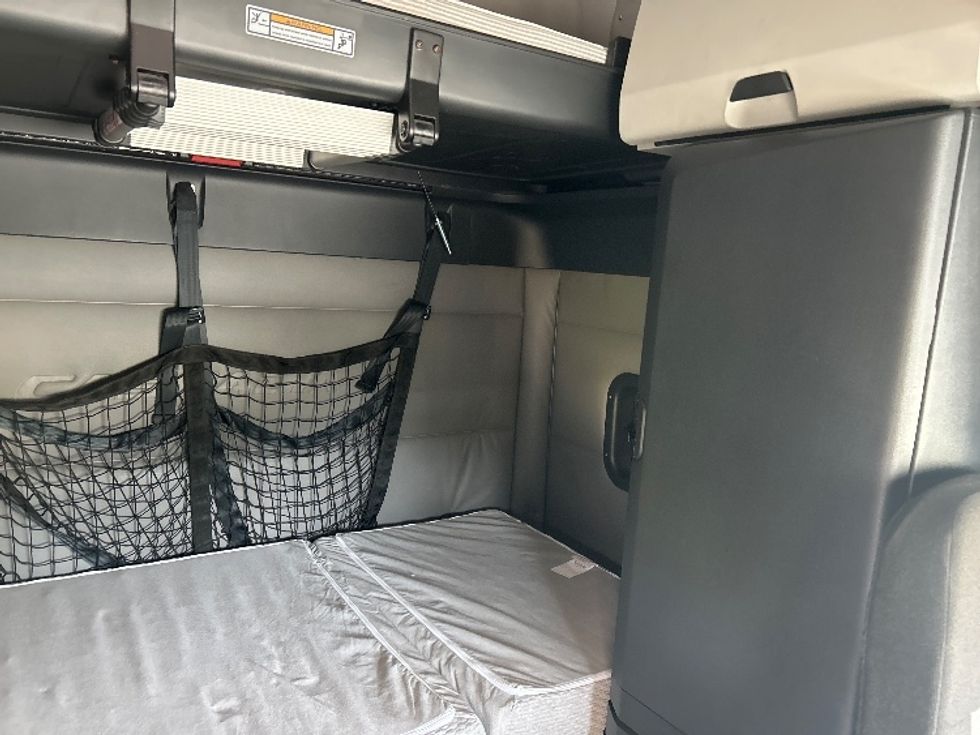 Sleeper Tractor-Heavy Duty Tractors-Freightliner-2022-T12664ST-Tallahassee-FL-257,258\n\t\tmiles-$ 87,250 - Image 18