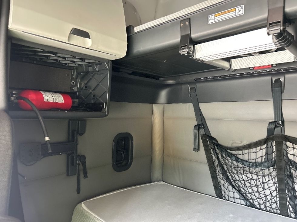 Sleeper Tractor-Heavy Duty Tractors-Freightliner-2022-T12664ST-Tallahassee-FL-257,258\n\t\tmiles-$ 87,250 - Image 19