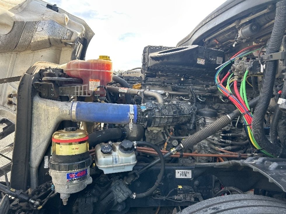 Sleeper Tractor-Heavy Duty Tractors-Freightliner-2022-T12664ST-Tallahassee-FL-257,258\n\t\tmiles-$ 87,250 - Image 21