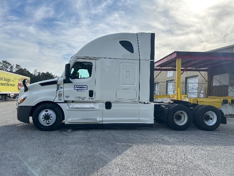 Sleeper Tractor-Heavy Duty Tractors-Freightliner-2022-T12664ST-Tallahassee-FL-257,258\n\t\tmiles-$ 87,250 - Image 4