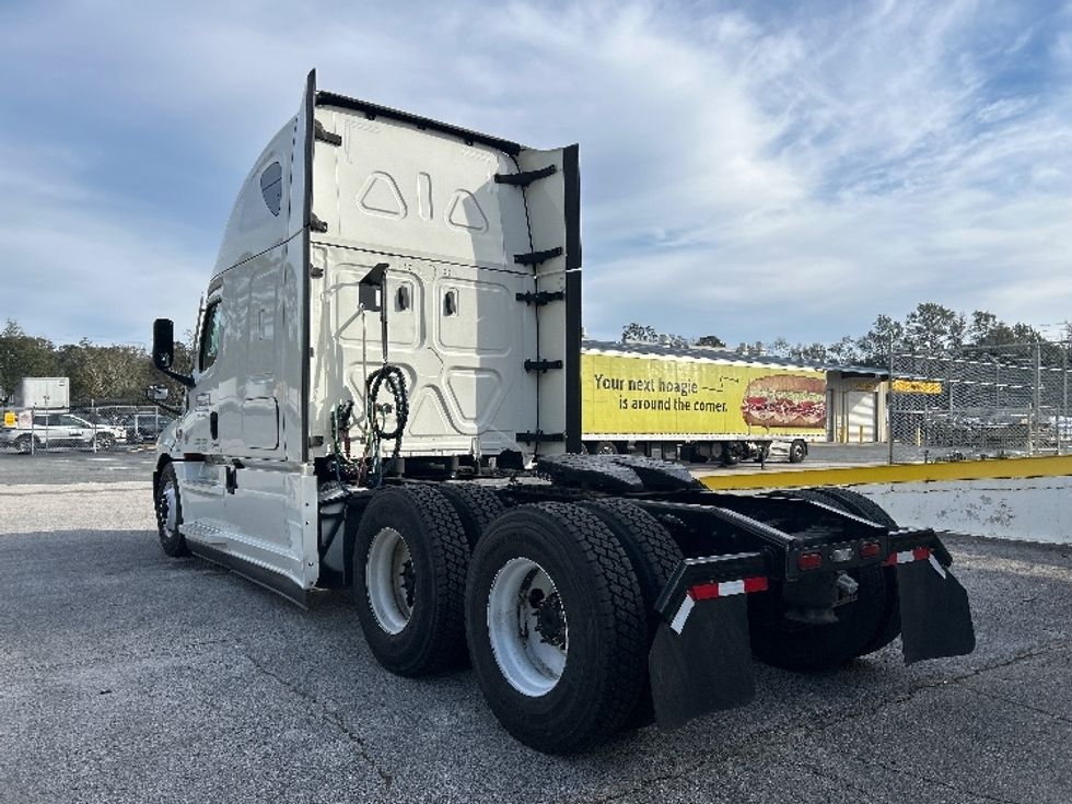 Sleeper Tractor-Heavy Duty Tractors-Freightliner-2022-T12664ST-Tallahassee-FL-257,258\n\t\tmiles-$ 87,250 - Image 5