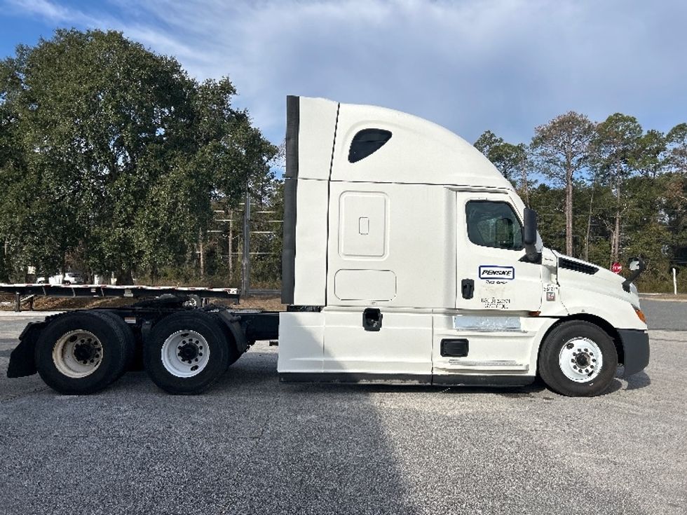 Sleeper Tractor-Heavy Duty Tractors-Freightliner-2022-T12664ST-Tallahassee-FL-257,258\n\t\tmiles-$ 87,250 - Image 8