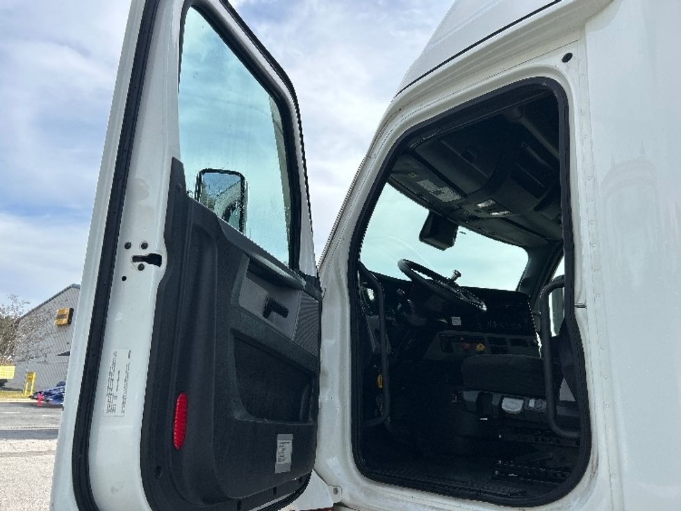 Sleeper Tractor-Heavy Duty Tractors-Freightliner-2022-T12664ST-Tallahassee-FL-257,258\n\t\tmiles-$ 87,250 - Image 9