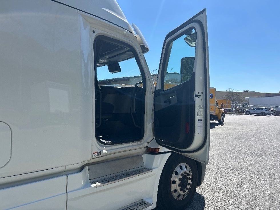 Sleeper Tractor-Heavy Duty Tractors-Freightliner-2022-T12664ST-Tallahassee-FL-539,325\n\t\tmiles-$ 66,750 - Image 13