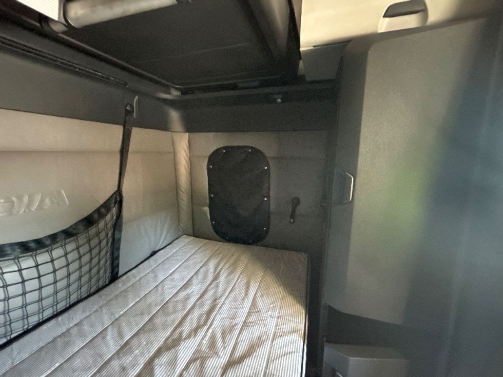 Sleeper Tractor-Heavy Duty Tractors-Freightliner-2022-T12664ST-Tallahassee-FL-539,325\n\t\tmiles-$ 66,750 - Image 17