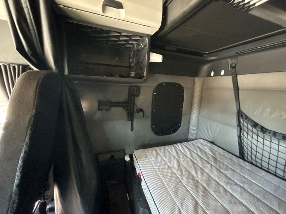 Sleeper Tractor-Heavy Duty Tractors-Freightliner-2022-T12664ST-Tallahassee-FL-539,325\n\t\tmiles-$ 66,750 - Image 18