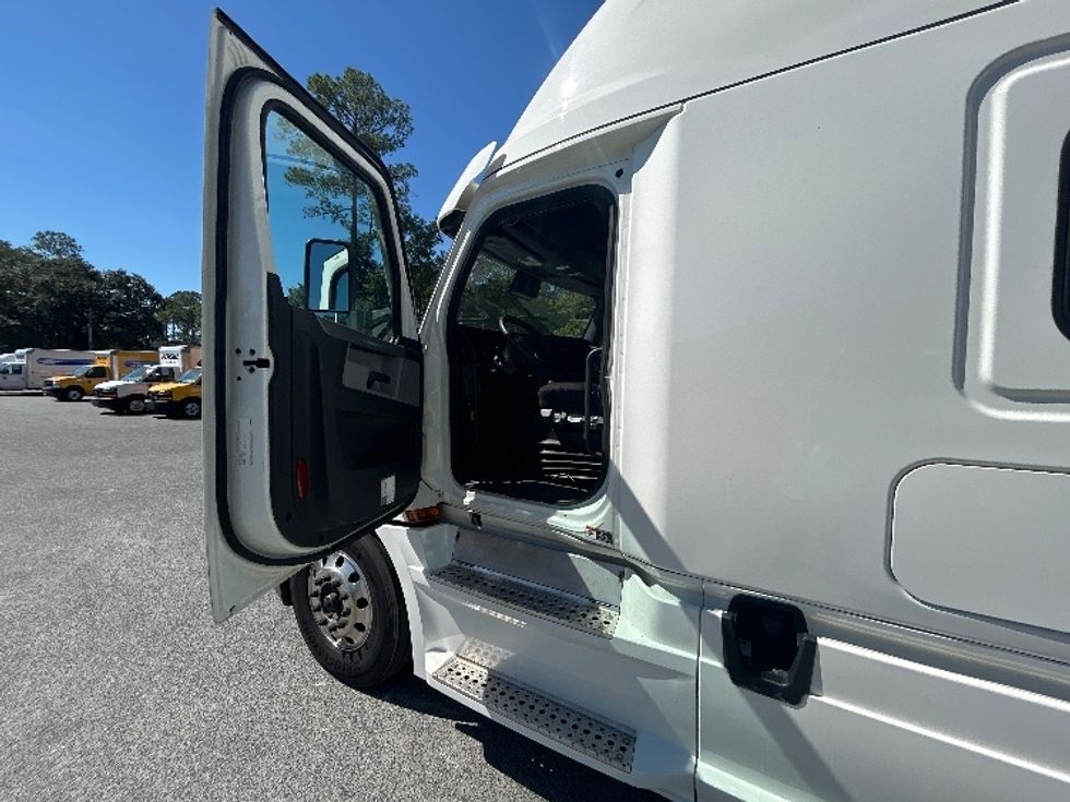 Sleeper Tractor-Heavy Duty Tractors-Freightliner-2022-T12664ST-Tallahassee-FL-539,325\n\t\tmiles-$ 66,750 - Image 9