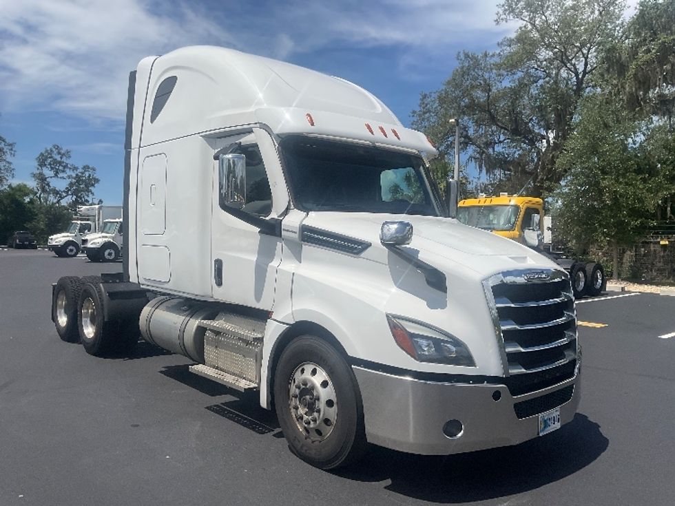 Sleeper Tractor-Heavy Duty Tractors-Freightliner-2022-T12664ST-Tampa-FL-318,135\n\t\tmiles-$ 86,750 - Image 1