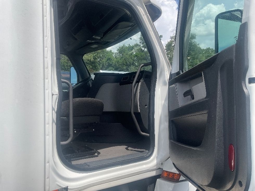 Sleeper Tractor-Heavy Duty Tractors-Freightliner-2022-T12664ST-Tampa-FL-318,135\n\t\tmiles-$ 86,750 - Image 13