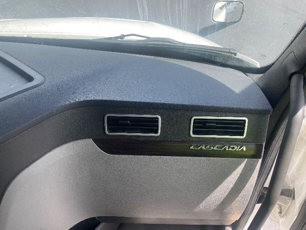 Sleeper Tractor-Heavy Duty Tractors-Freightliner-2022-T12664ST-Tampa-FL-318,135\n\t\tmiles-$ 86,750 - Image 14