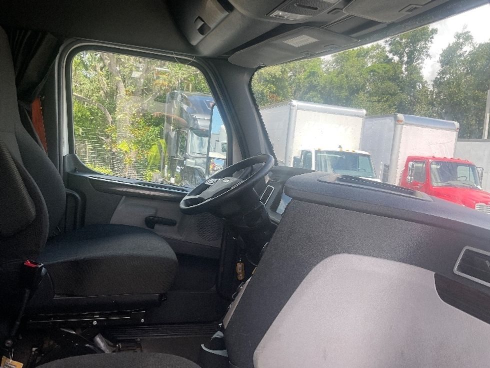 Sleeper Tractor-Heavy Duty Tractors-Freightliner-2022-T12664ST-Tampa-FL-318,135\n\t\tmiles-$ 86,750 - Image 15