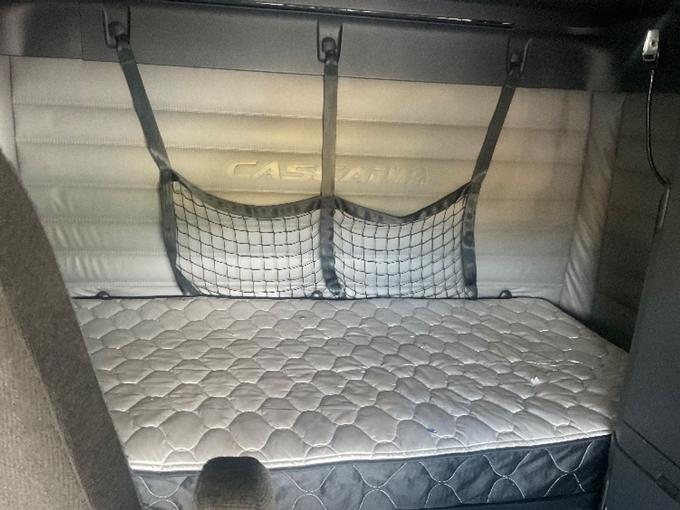 Sleeper Tractor-Heavy Duty Tractors-Freightliner-2022-T12664ST-Tampa-FL-318,135\n\t\tmiles-$ 86,750 - Image 16