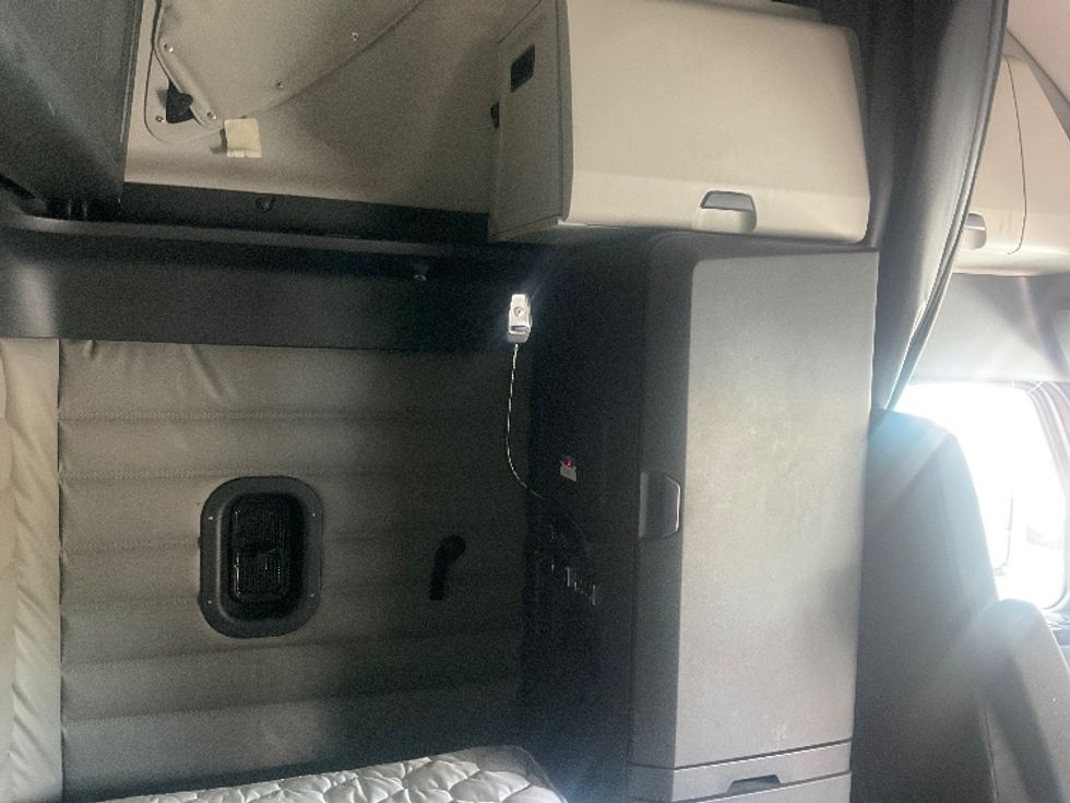 Sleeper Tractor-Heavy Duty Tractors-Freightliner-2022-T12664ST-Tampa-FL-318,135\n\t\tmiles-$ 86,750 - Image 18