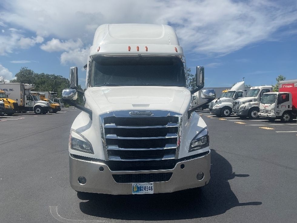 Sleeper Tractor-Heavy Duty Tractors-Freightliner-2022-T12664ST-Tampa-FL-318,135\n\t\tmiles-$ 86,750 - Image 2