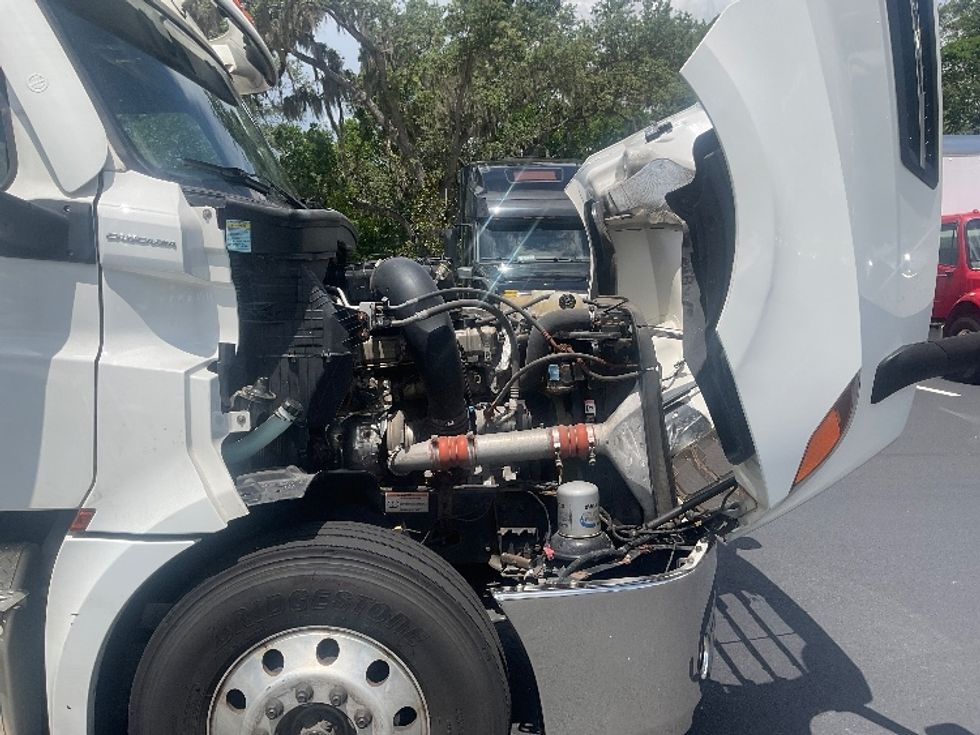 Sleeper Tractor-Heavy Duty Tractors-Freightliner-2022-T12664ST-Tampa-FL-318,135\n\t\tmiles-$ 86,750 - Image 20