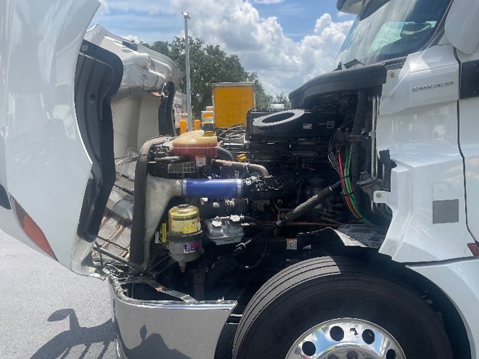 Sleeper Tractor-Heavy Duty Tractors-Freightliner-2022-T12664ST-Tampa-FL-318,135\n\t\tmiles-$ 86,750 - Image 21