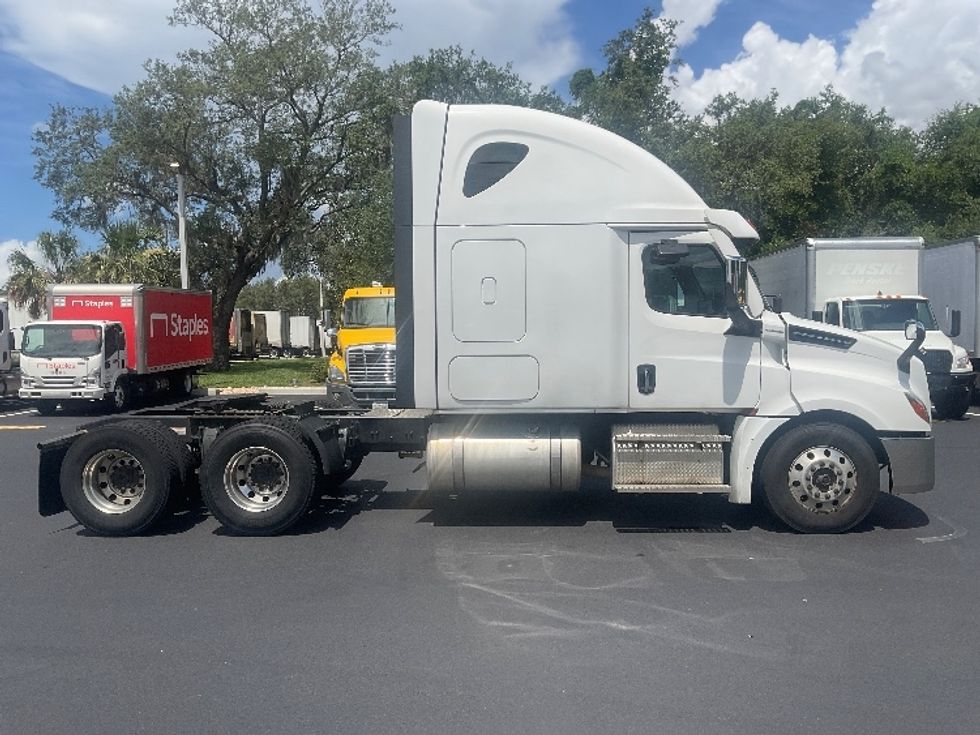 Sleeper Tractor-Heavy Duty Tractors-Freightliner-2022-T12664ST-Tampa-FL-318,135\n\t\tmiles-$ 86,750 - Image 8