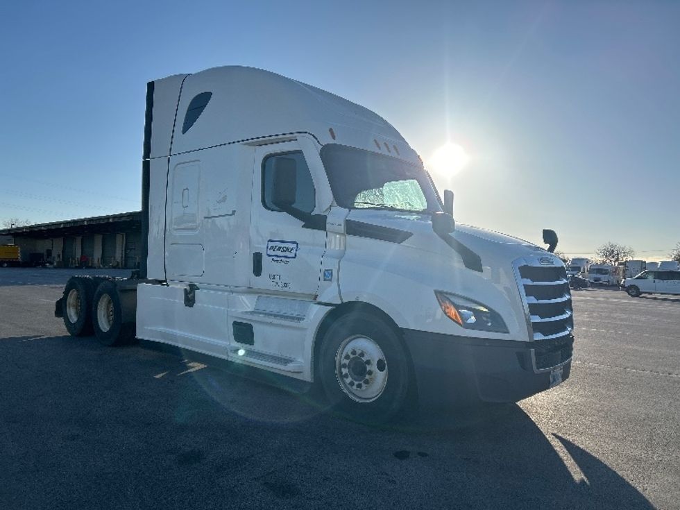 Sleeper Tractor-Heavy Duty Tractors-Freightliner-2022-T12664ST-Tampa-FL-412,523\n\t\tmiles-$ 80,500 - Image 1