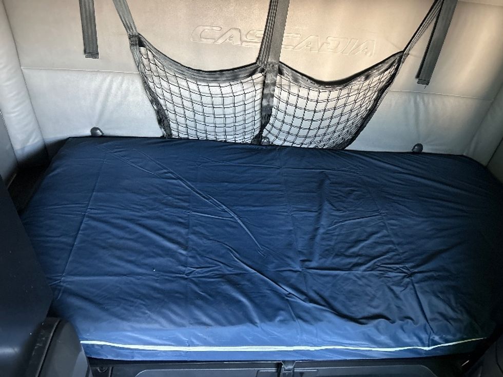 Sleeper Tractor-Heavy Duty Tractors-Freightliner-2022-T12664ST-Tampa-FL-412,523\n\t\tmiles-$ 80,500 - Image 17