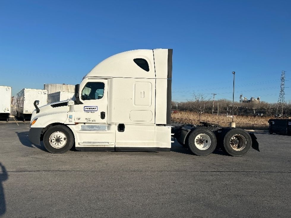 Sleeper Tractor-Heavy Duty Tractors-Freightliner-2022-T12664ST-Tampa-FL-412,523\n\t\tmiles-$ 80,500 - Image 4