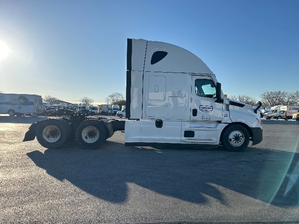 Sleeper Tractor-Heavy Duty Tractors-Freightliner-2022-T12664ST-Tampa-FL-412,523\n\t\tmiles-$ 80,500 - Image 8