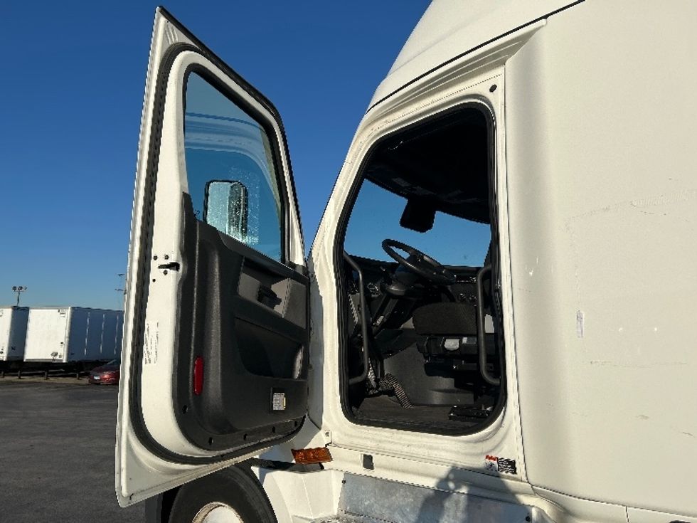 Sleeper Tractor-Heavy Duty Tractors-Freightliner-2022-T12664ST-Tampa-FL-412,523\n\t\tmiles-$ 80,500 - Image 9