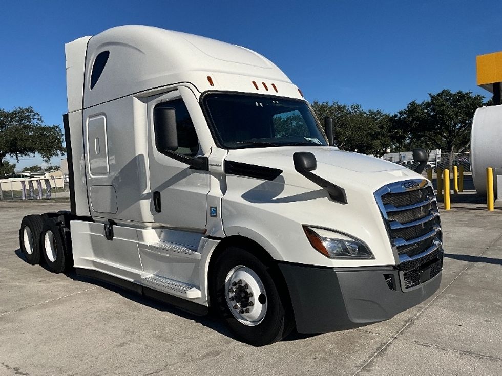 Sleeper Tractor-Heavy Duty Tractors-Freightliner-2022-T12664ST-Tampa-FL-435,243\n\t\tmiles-$ 70,500 - Image 1