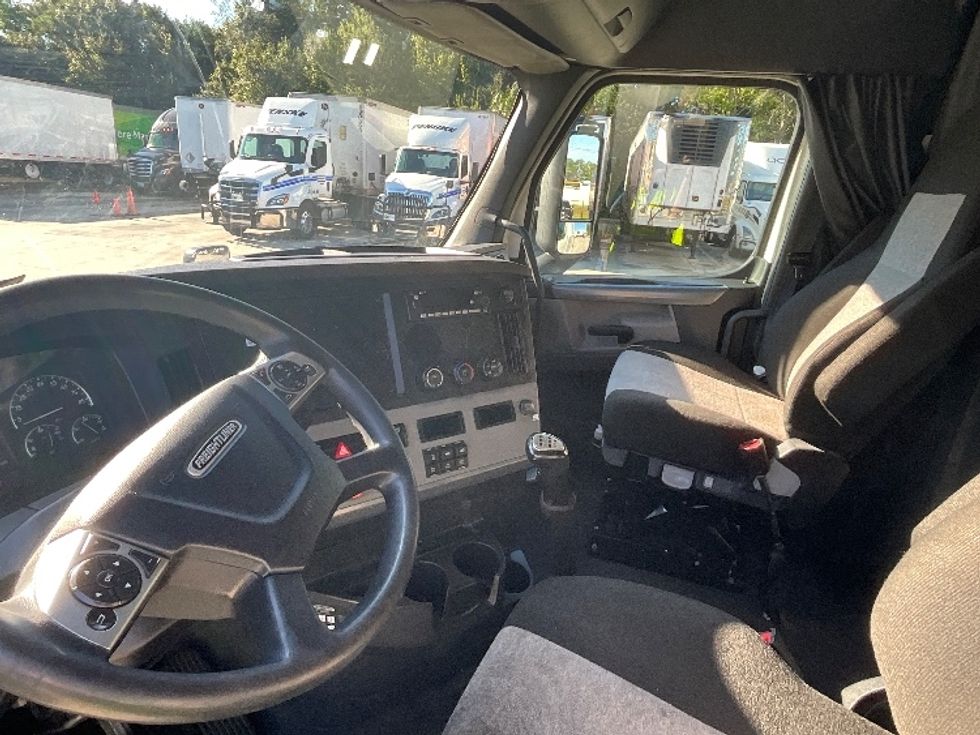 Sleeper Tractor-Heavy Duty Tractors-Freightliner-2022-T12664ST-Tampa-FL-435,243\n\t\tmiles-$ 70,500 - Image 10
