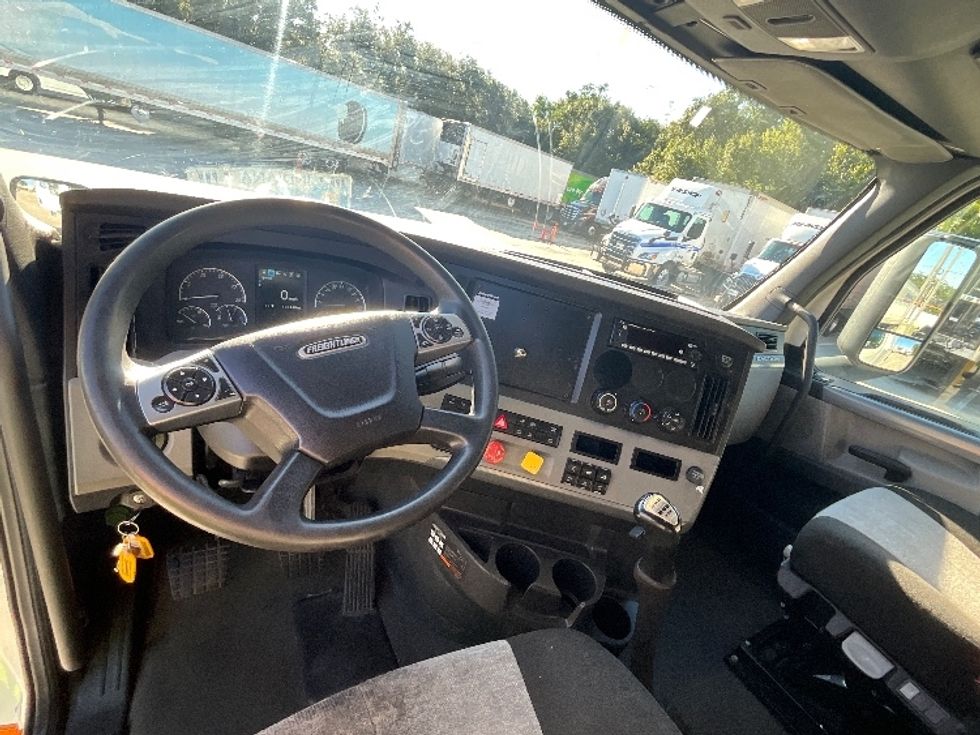 Sleeper Tractor-Heavy Duty Tractors-Freightliner-2022-T12664ST-Tampa-FL-435,243\n\t\tmiles-$ 70,500 - Image 11
