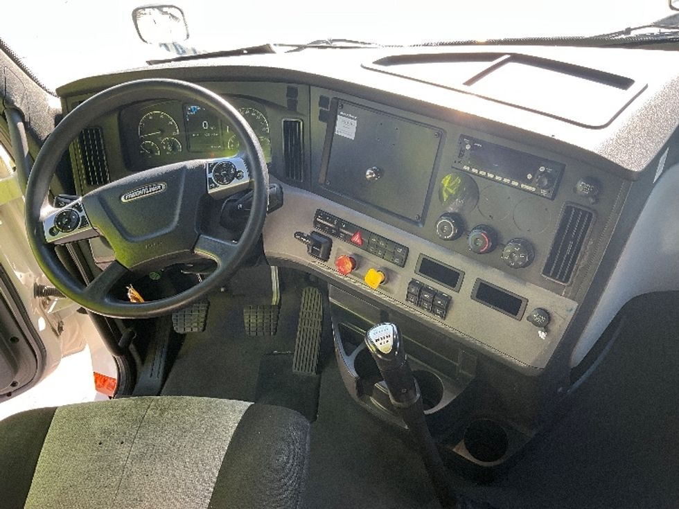 Sleeper Tractor-Heavy Duty Tractors-Freightliner-2022-T12664ST-Tampa-FL-435,243\n\t\tmiles-$ 70,500 - Image 12