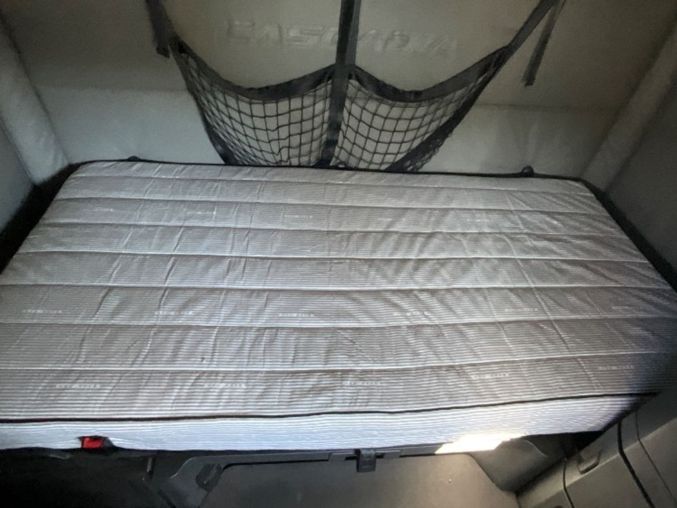 Sleeper Tractor-Heavy Duty Tractors-Freightliner-2022-T12664ST-Tampa-FL-435,243\n\t\tmiles-$ 70,500 - Image 17