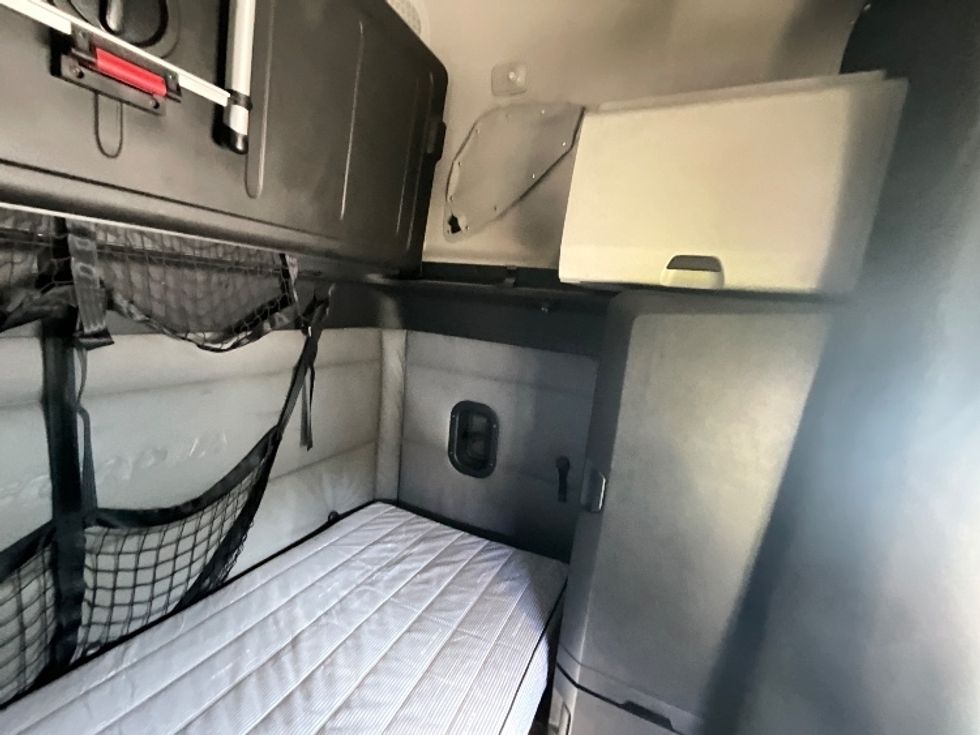 Sleeper Tractor-Heavy Duty Tractors-Freightliner-2022-T12664ST-Tampa-FL-435,243\n\t\tmiles-$ 70,500 - Image 18