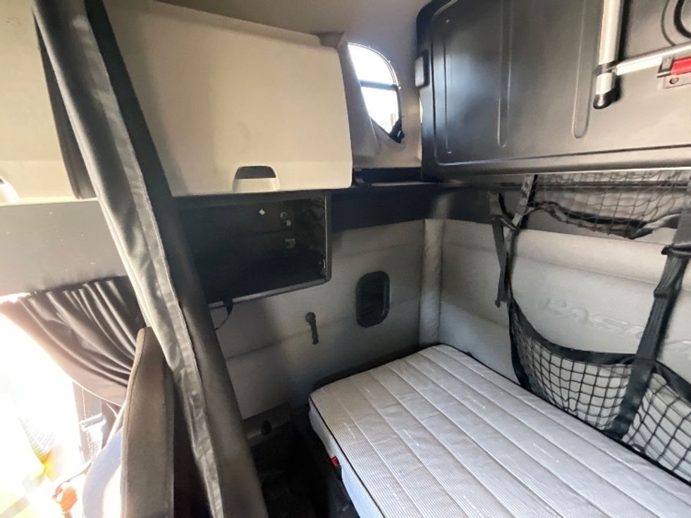 Sleeper Tractor-Heavy Duty Tractors-Freightliner-2022-T12664ST-Tampa-FL-435,243\n\t\tmiles-$ 70,500 - Image 19