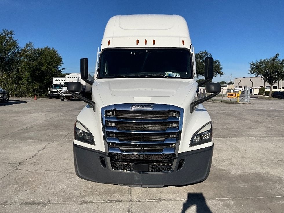 2022 Freightliner Cascadia 126" Sleeper Cab photo 2