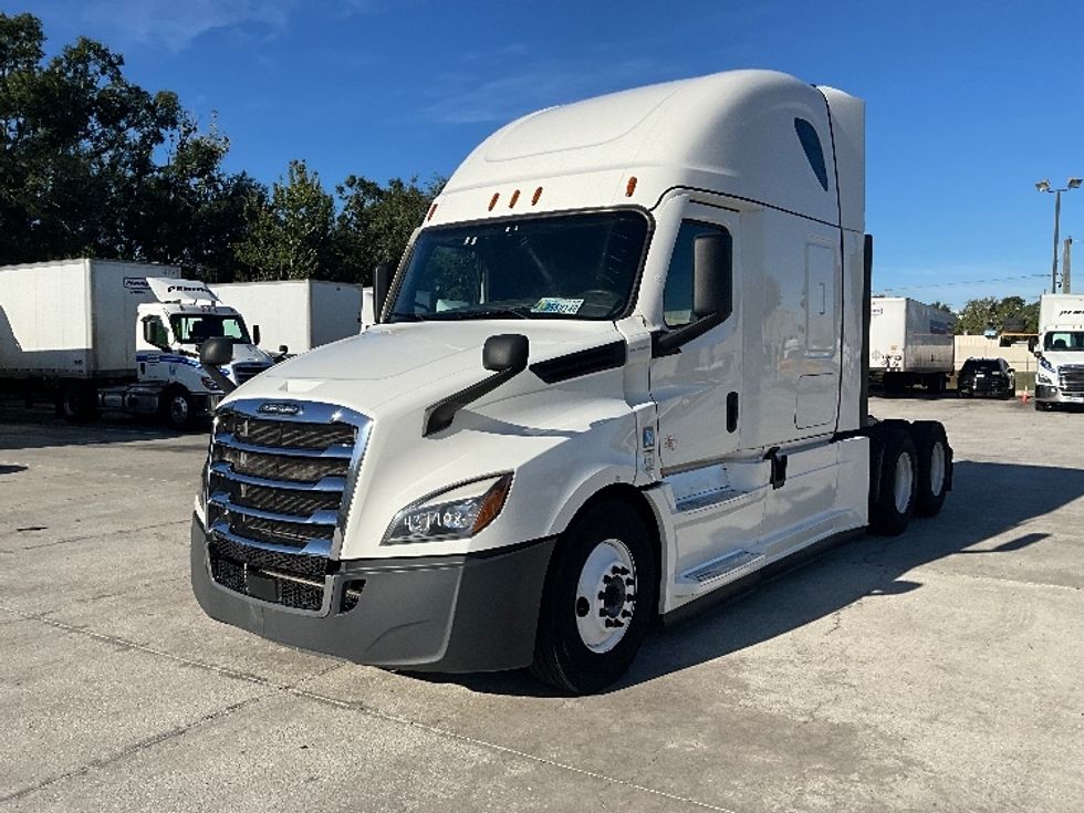 2022 Freightliner Cascadia 126" Sleeper Cab photo 3