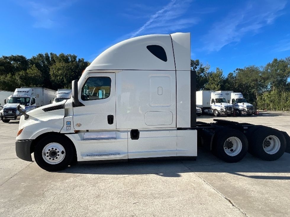 2022 Freightliner Cascadia 126" Sleeper Cab photo 4
