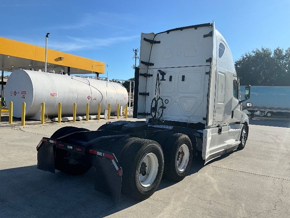 Sleeper Tractor-Heavy Duty Tractors-Freightliner-2022-T12664ST-Tampa-FL-435,243\n\t\tmiles-$ 70,500 - Image 7