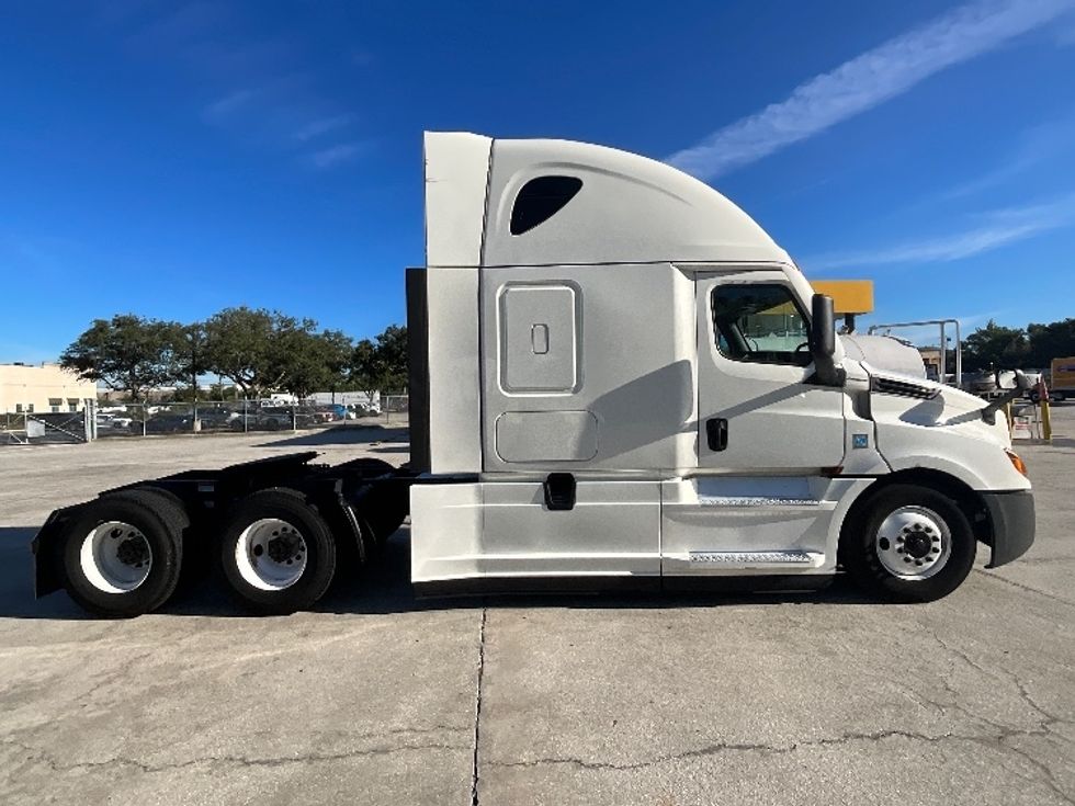 Sleeper Tractor-Heavy Duty Tractors-Freightliner-2022-T12664ST-Tampa-FL-435,243\n\t\tmiles-$ 70,500 - Image 8