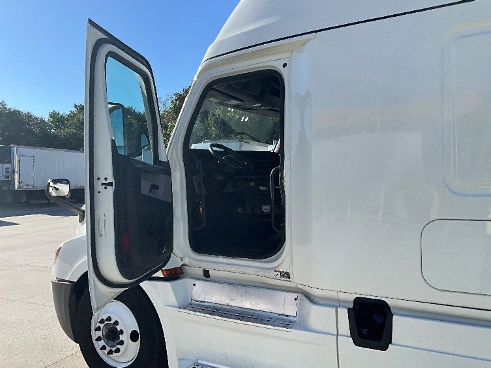 Sleeper Tractor-Heavy Duty Tractors-Freightliner-2022-T12664ST-Tampa-FL-435,243\n\t\tmiles-$ 70,500 - Image 9
