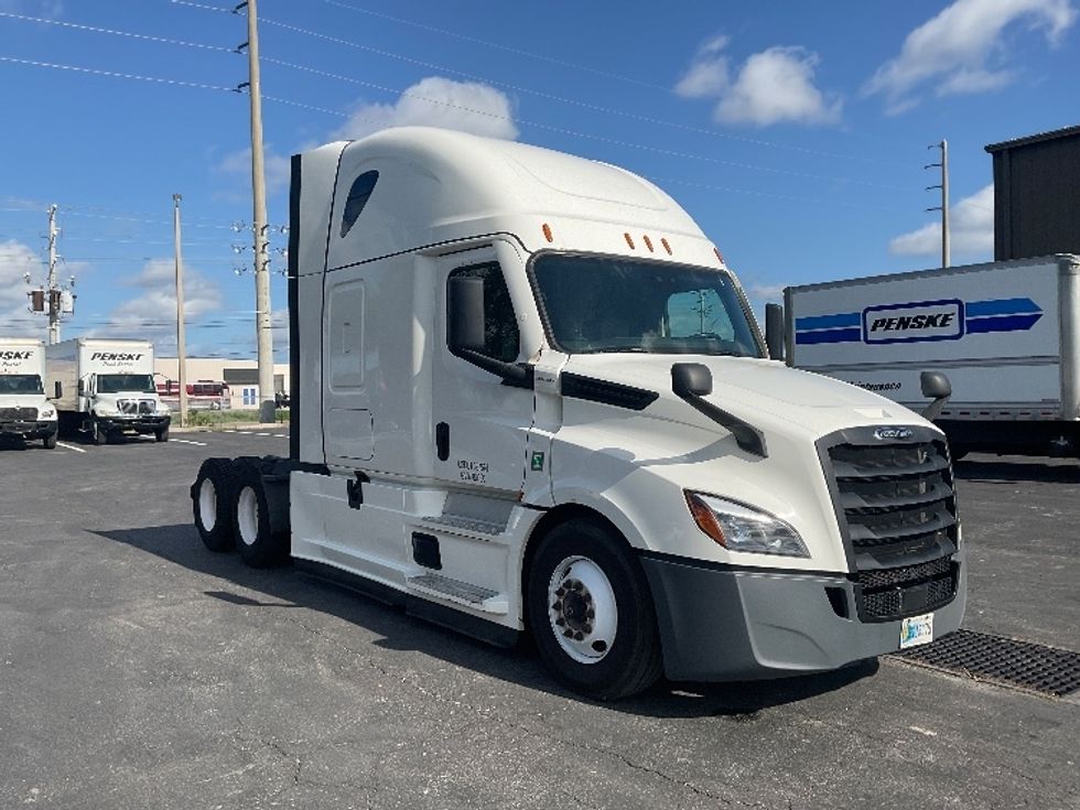 Sleeper Tractor-Heavy Duty Tractors-Freightliner-2022-T12664ST-Tampa-FL-465,607\n\t\tmiles-$ 77,250 - Image 1