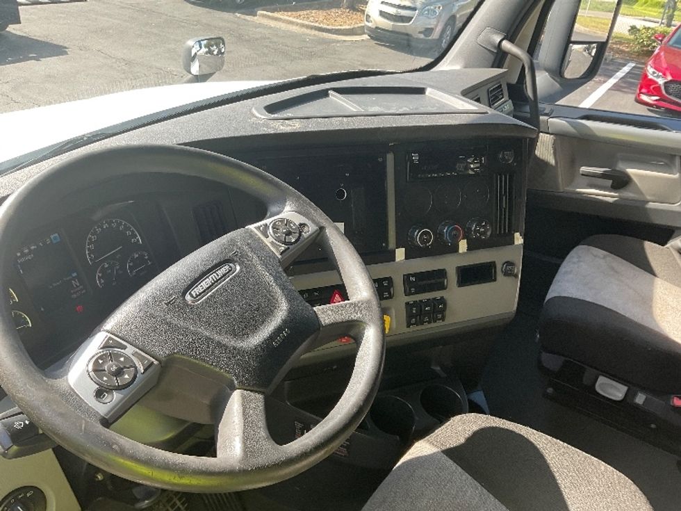 Sleeper Tractor-Heavy Duty Tractors-Freightliner-2022-T12664ST-Tampa-FL-465,607\n\t\tmiles-$ 77,250 - Image 10