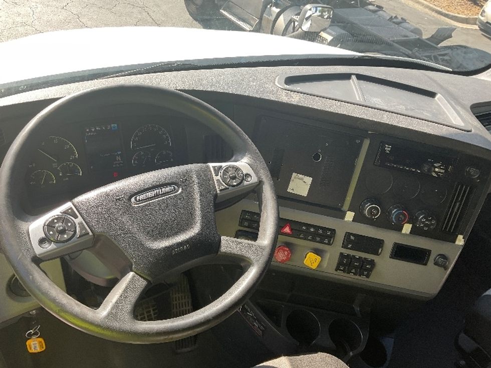 Sleeper Tractor-Heavy Duty Tractors-Freightliner-2022-T12664ST-Tampa-FL-465,607\n\t\tmiles-$ 77,250 - Image 11