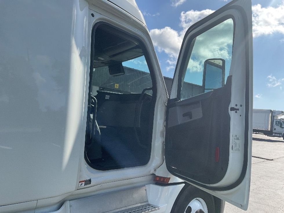 Sleeper Tractor-Heavy Duty Tractors-Freightliner-2022-T12664ST-Tampa-FL-465,607\n\t\tmiles-$ 77,250 - Image 13