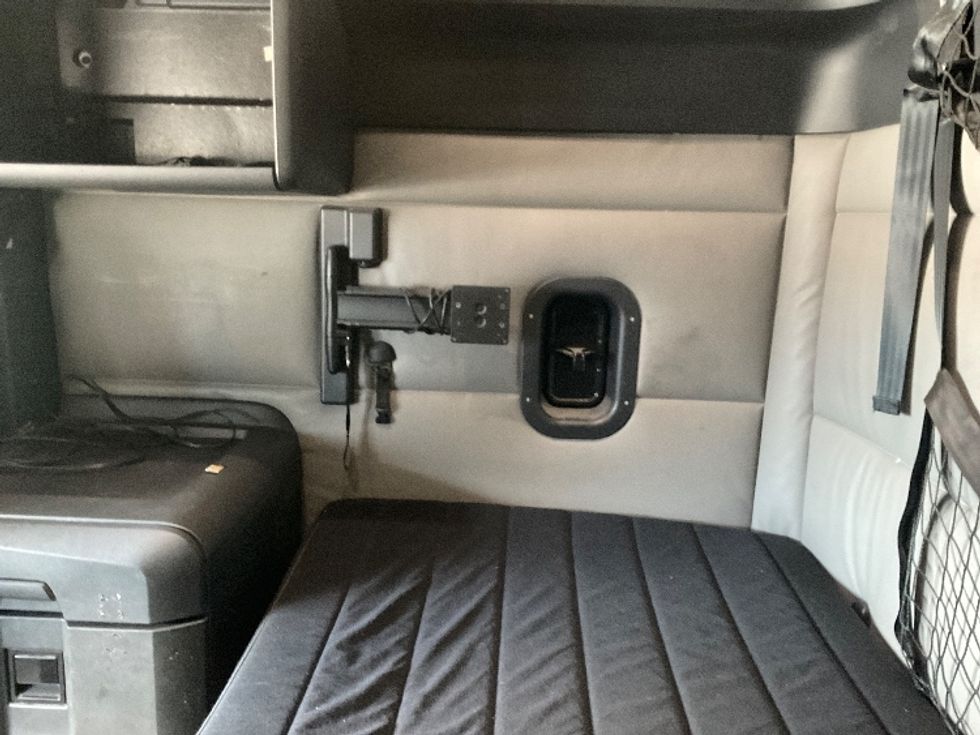 Sleeper Tractor-Heavy Duty Tractors-Freightliner-2022-T12664ST-Tampa-FL-465,607\n\t\tmiles-$ 77,250 - Image 19