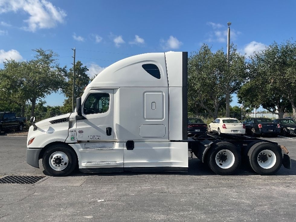 Sleeper Tractor-Heavy Duty Tractors-Freightliner-2022-T12664ST-Tampa-FL-465,607\n\t\tmiles-$ 77,250 - Image 4