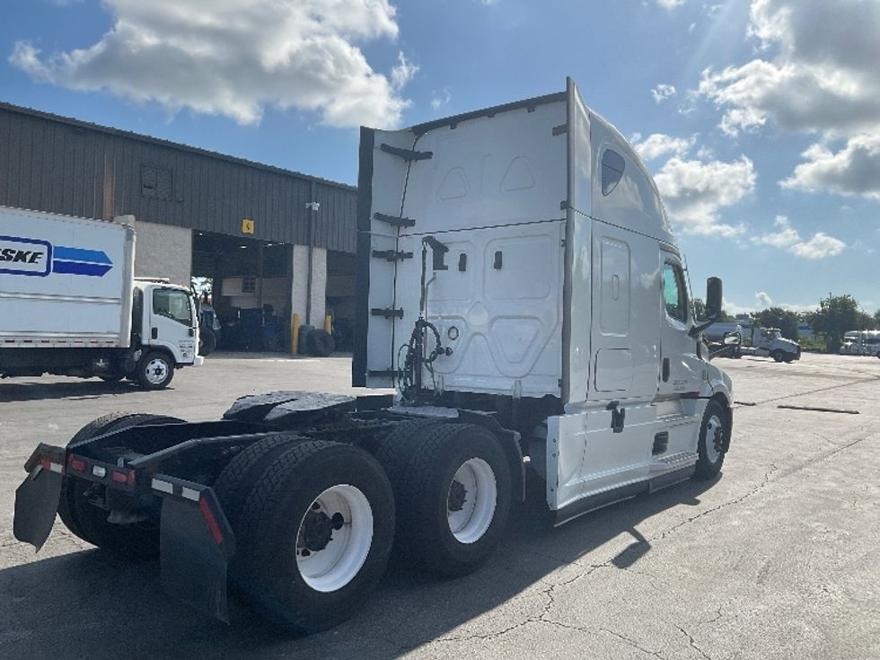 Sleeper Tractor-Heavy Duty Tractors-Freightliner-2022-T12664ST-Tampa-FL-465,607\n\t\tmiles-$ 77,250 - Image 7