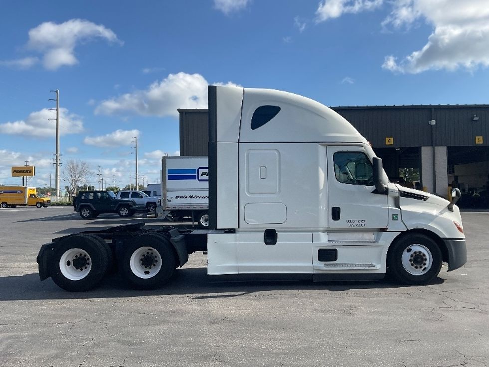 Sleeper Tractor-Heavy Duty Tractors-Freightliner-2022-T12664ST-Tampa-FL-465,607\n\t\tmiles-$ 77,250 - Image 8